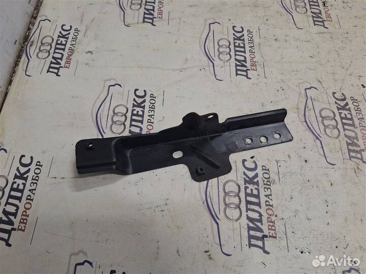 Кронштейн воздушного фильтра Audi Q7 2005