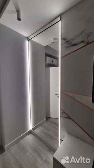 Большое зеркало от пола до потолка с подсветкой