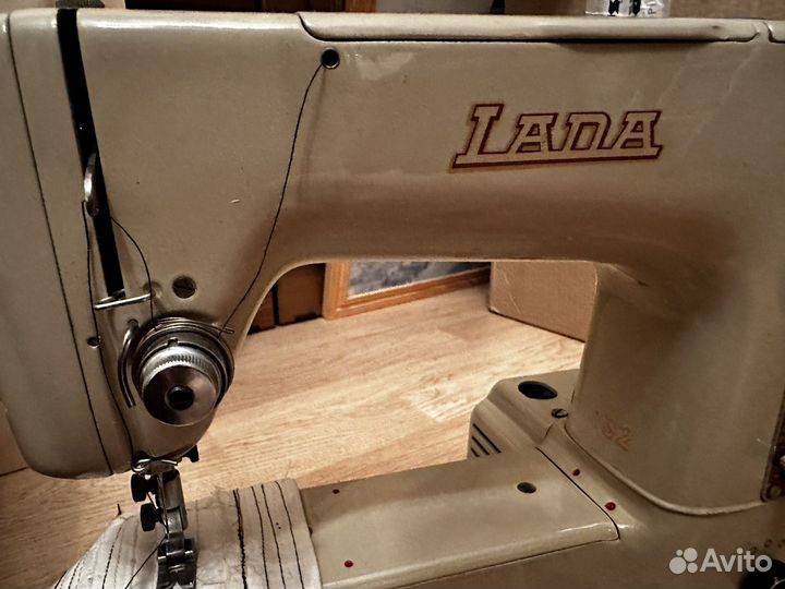 Швейная машина LADA