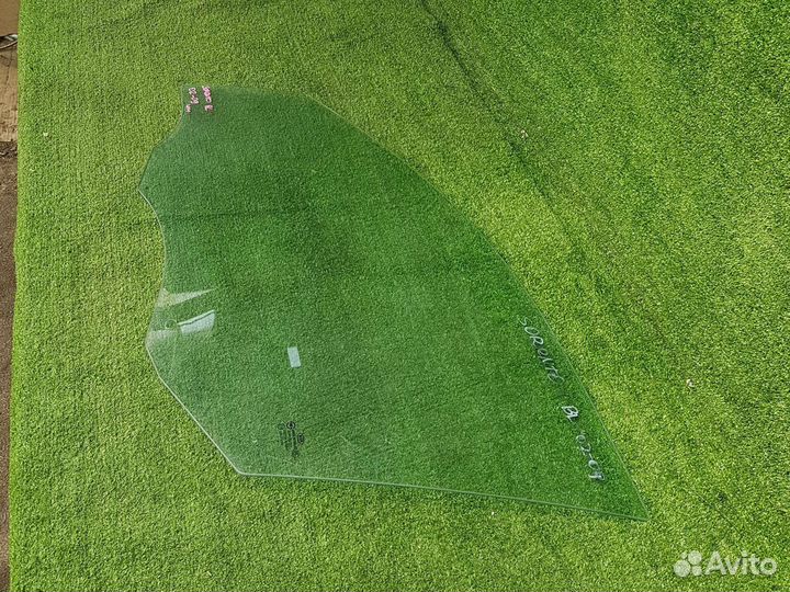 Левое стекло переднее kia sorento BL 2002-2009