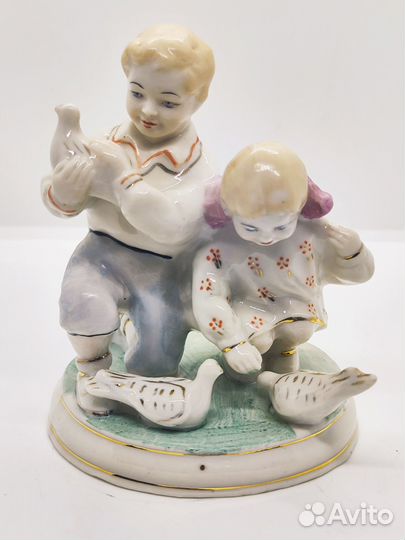 Статуэтка СССР Дети кормят голубей Полонное