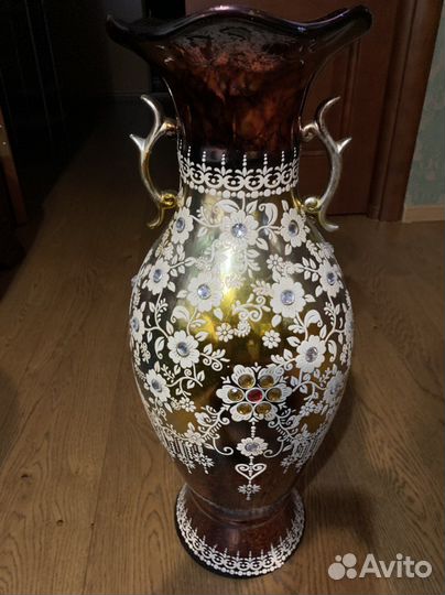 Красивая напольная ваза