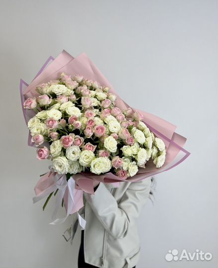 Букет из 25 кустовых Роз в матовой бумаге