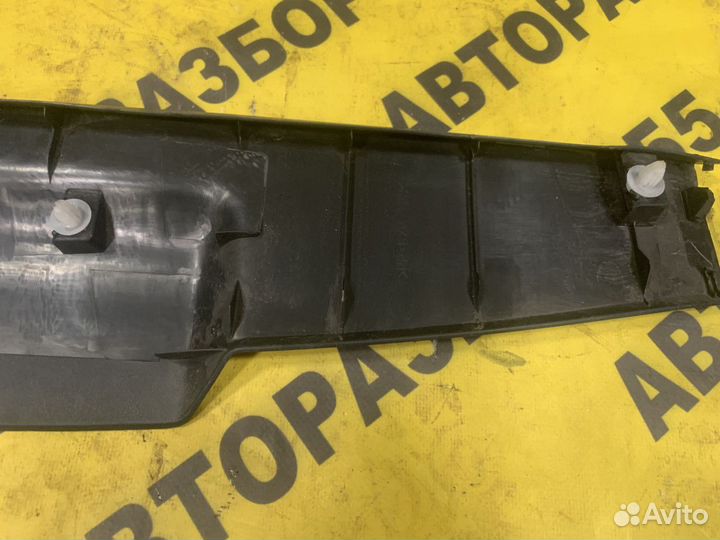 Обшивка двери багажника Toyota Auris E15