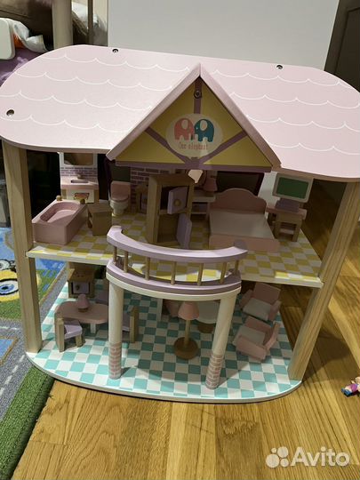 Деревянный кукольный домик