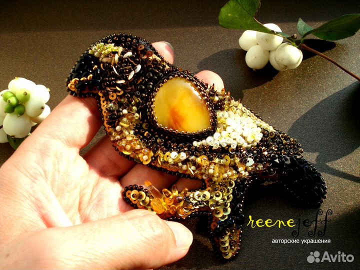 Брошь-кулон птица с янтарем