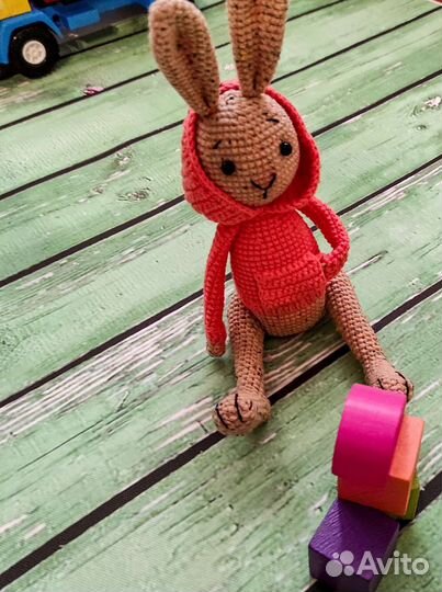 Вязаная игрушка ручной работы заяц