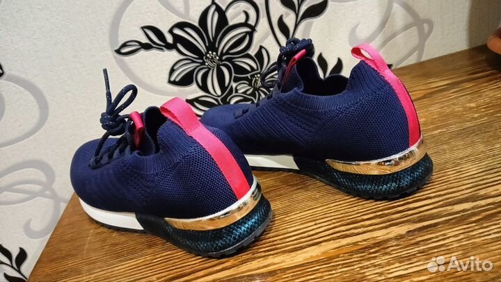 Продаю кроссовки