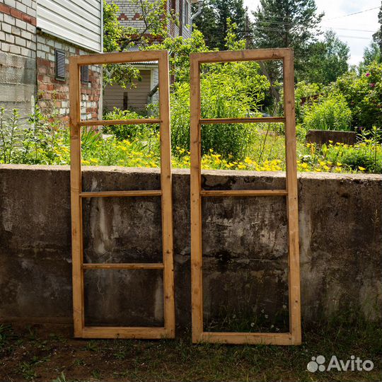 Оконные деревянные рамы со стеклами, стекла