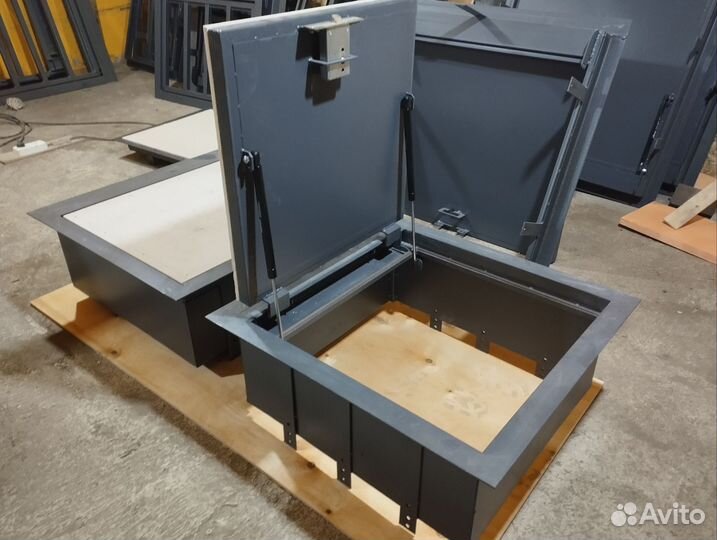 Напольный люк в подвал на амортизаторах 670*511