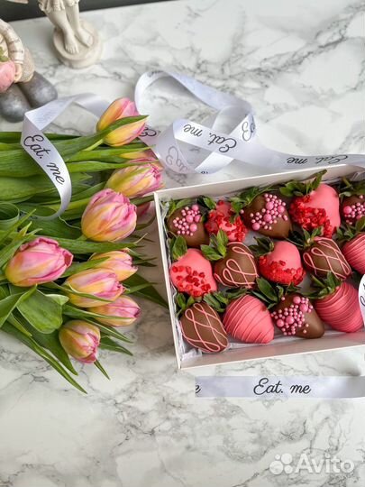 Композиция из клубники в шоколаде