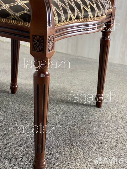 Стул с подлокотниками 