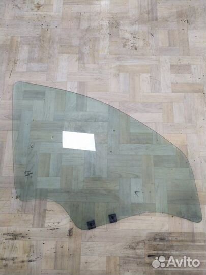 Стекло двери переднее правое Renault Sandero 1