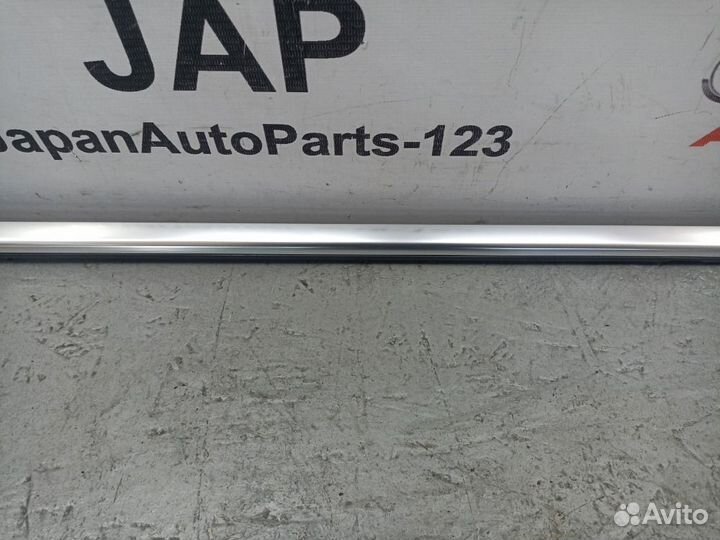 Молдинг стекла задний правый Volkswagen Jetta JE