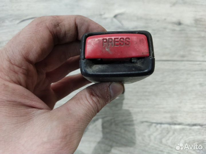 Фиксатор ремня передний левый Lancer 9