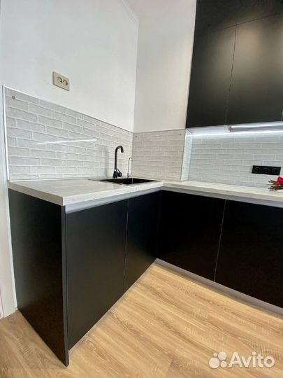 Угловая кухня под потолок на заказ