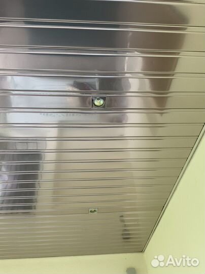 Потолок зеркальный для ванной реечный хром