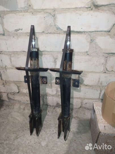 Стойки амортизатора задние на duster