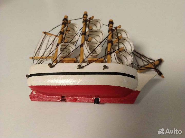 Парусник требующий небольшого ремонта