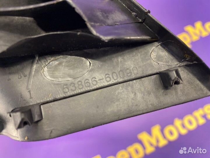 Уголок решетки под дворники передний правый Toyota