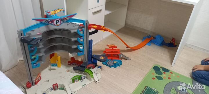 Hot wheels гараж с акулой+автомойка