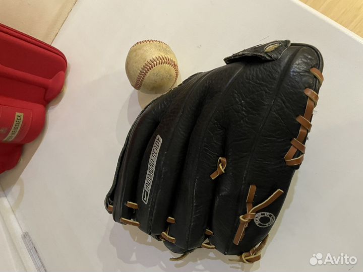 Бейсбольная перчатка с мячом