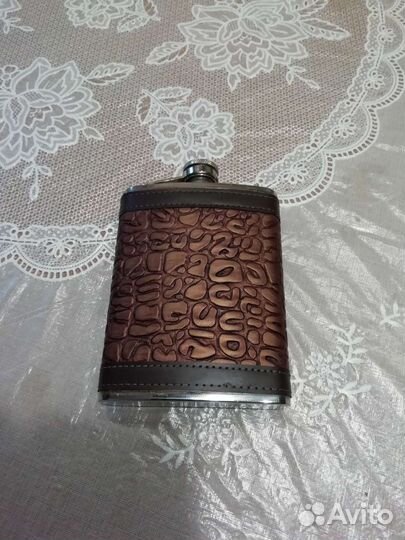 Фляжка с кожаной вставкой