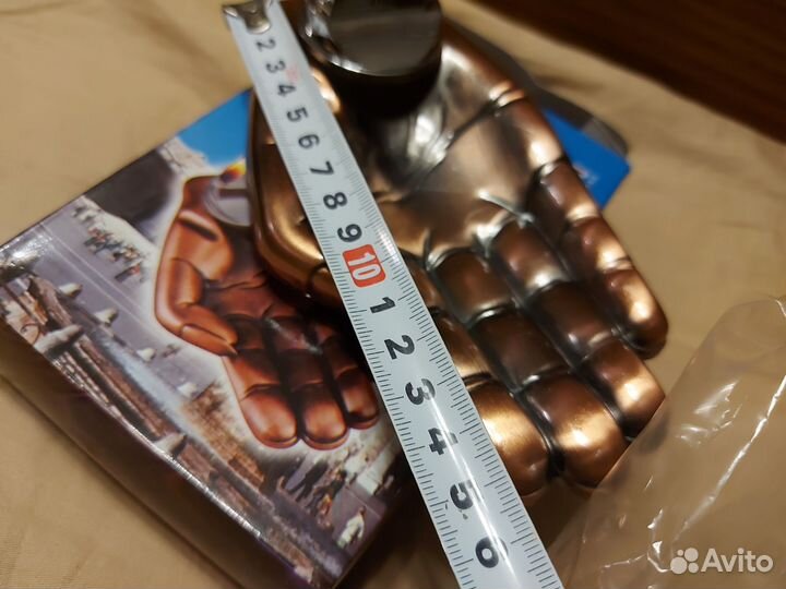 Зажигалка с пепельницей в виде руки