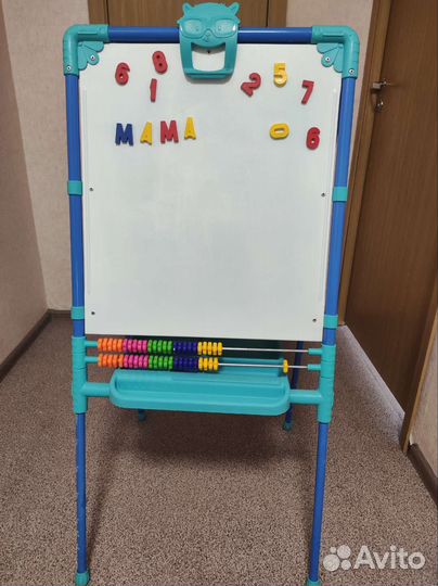 Мольберт и стол со стулом