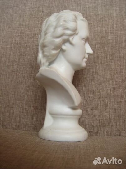 Старинный большой фарфоровый бюст Моцарта