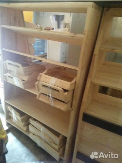 Витрина с прилавком из сосны с лотками