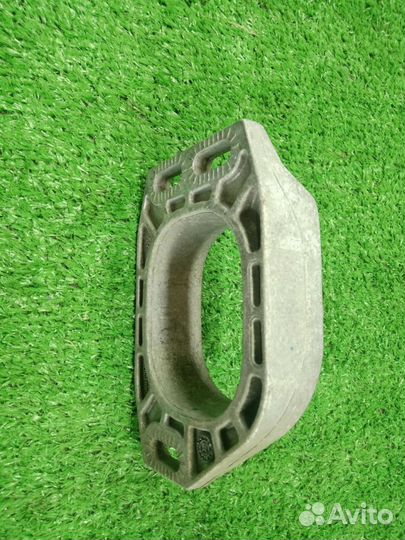 Кронштейн передний опоры двигателя Audi A4 8E 412