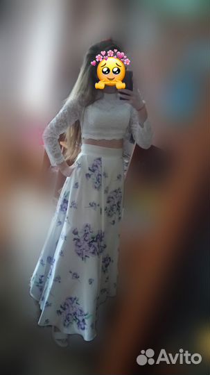 Красивое длинное белое выпускное вечернее платье