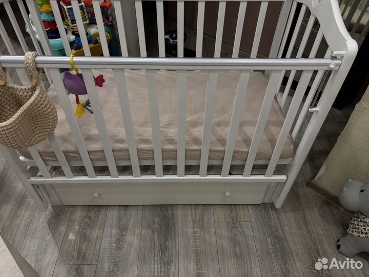 Детская кроватка с маятником и ящиком