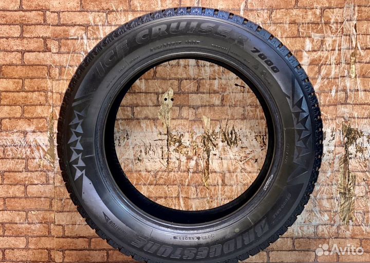 Bridgestone Ice Cruiser 7000 215/60 R17