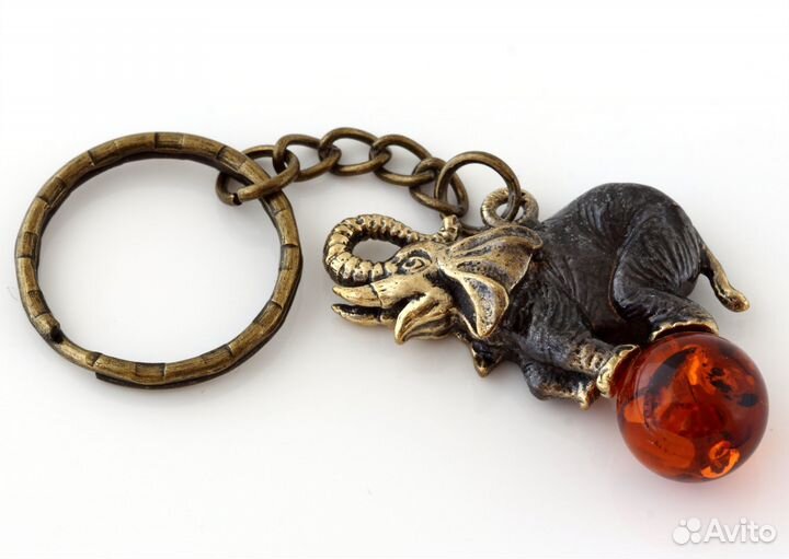 Брелок для ключей Слон на шаре латунь янтарь