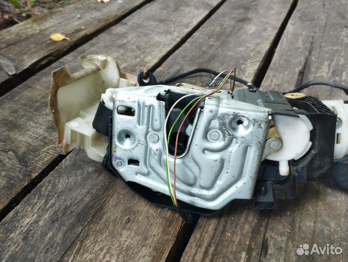 Доводчик двери водительской mercedes