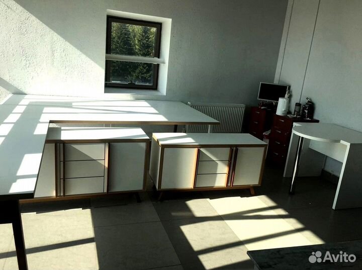 Рабочий стол у окна на заказ