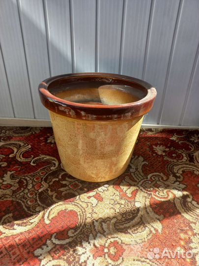 Большой цветочный горшок