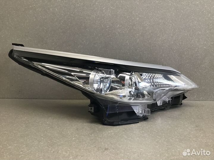 Фара правая Toyota Fortuner 2015