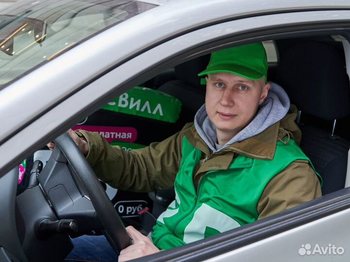 Работник в супермаркет на своем тс