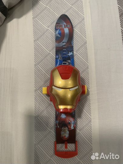 Часы на руку с проекцией железного человека