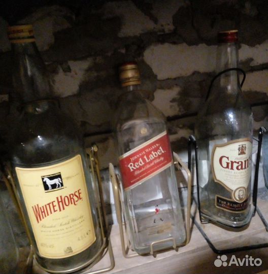 Бутылка из под виски на качелях