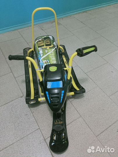 Детский снегокат со спинкой и ручкой