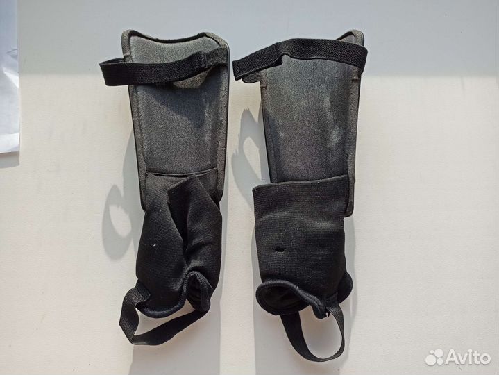 Футбольные щитки kipsta