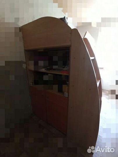 Детский уголок с кроватью и столом