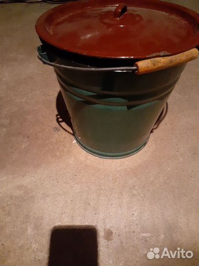 Эмалированное ведро с крышкой