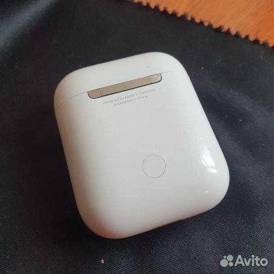 Apple AirPods 2 charging case