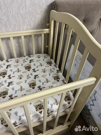 Кроватка для новорожденных с маятником и матрасом