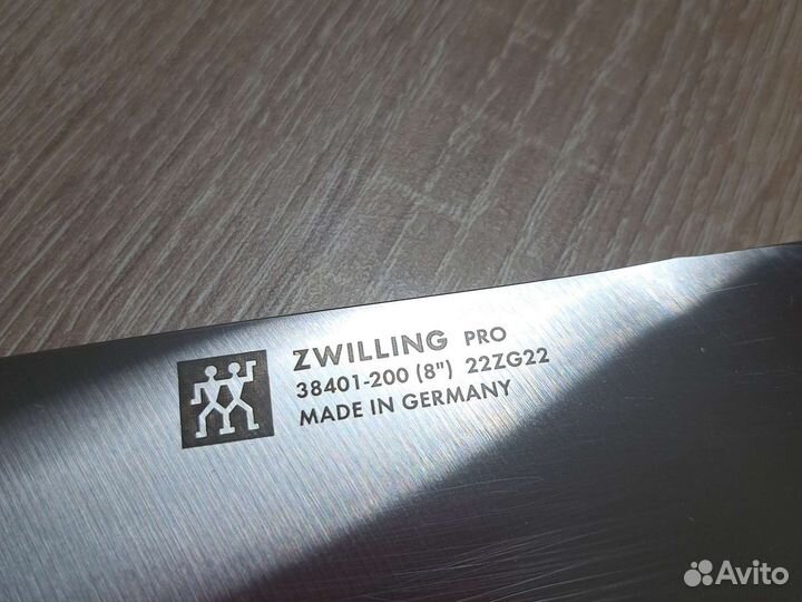 Шеф-нож Zwilling J. A. Henckels Pro, лезвие 20 см